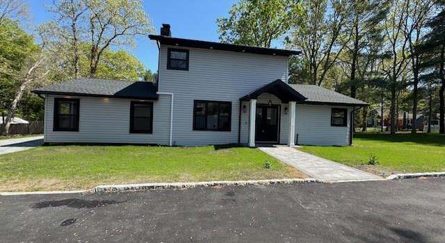 Photo of 9 Croft Ln, Smithtown, NY 11787