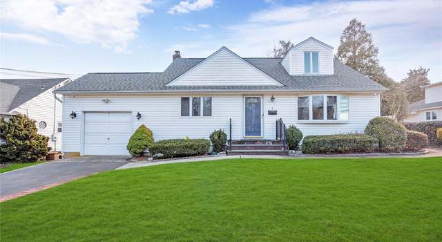 Photo of 4 Yale Pl, Farmingdale, NY 11735