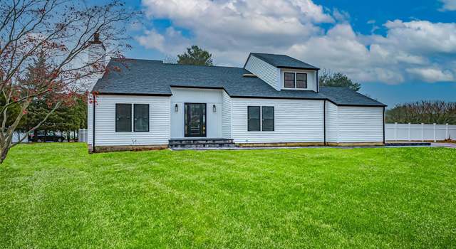Photo of 8 Arrowood Dr, Saint James, NY 11780