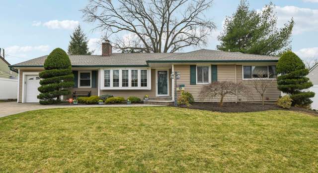 Photo of 527 Davie St, Westbury, NY 11590