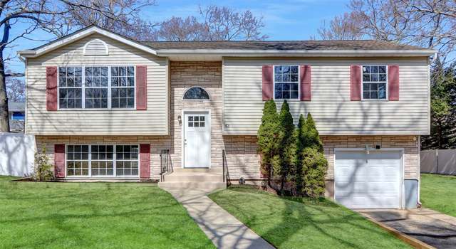 Photo of 43 Seymour Ln, Medford, NY 11763