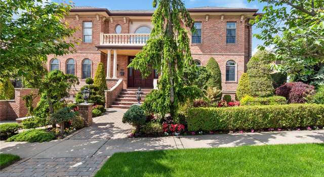 Photo of 5 Center Dr, Malba, NY 11357