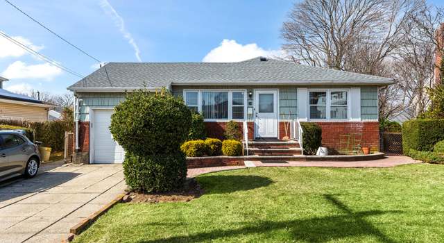 Photo of 34 W Walnut St, Farmingdale, NY 11735