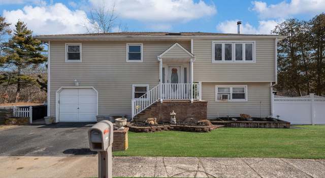 Photo of 3 Claire Ln, Sayville, NY 11782