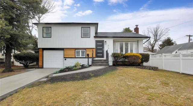 Photo of 419 Christopher St, Oceanside, NY 11572