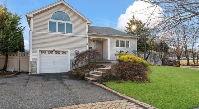 Photo of 1 Halcourt Dr, Plainview, NY 11803