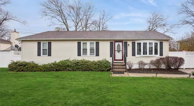 Photo of 5 Bonny Dr, Mastic, NY 11950