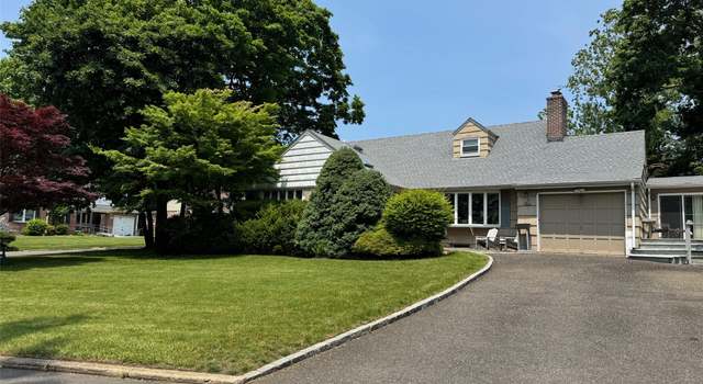 Photo of 2 Dale Carnegie Ct, Great Neck, NY 11020
