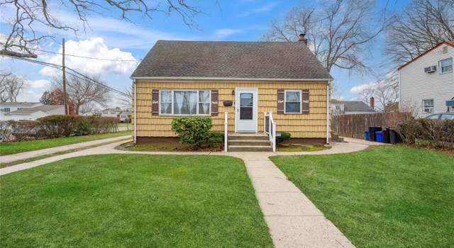 Photo of 272 W 16th St, Deer Park, NY 11729