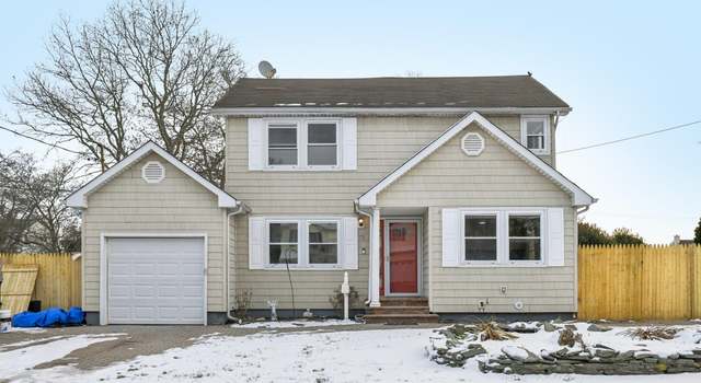 Photo of 73 Pequot Ln, East Islip, NY 11730