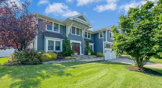 Photo of 31 Stonehurst Ln, Dix Hills, NY 11746
