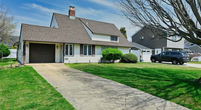 Photo of 293 Duckpond Dr S, Wantagh, NY 11793