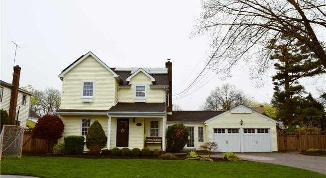 Photo of 46 Elm St, Hicksville, NY 11801