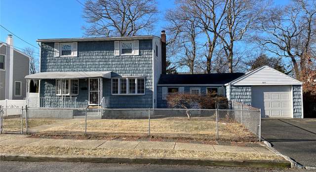 Photo of 147 N Fulton Ave, Lindenhurst, NY 11757