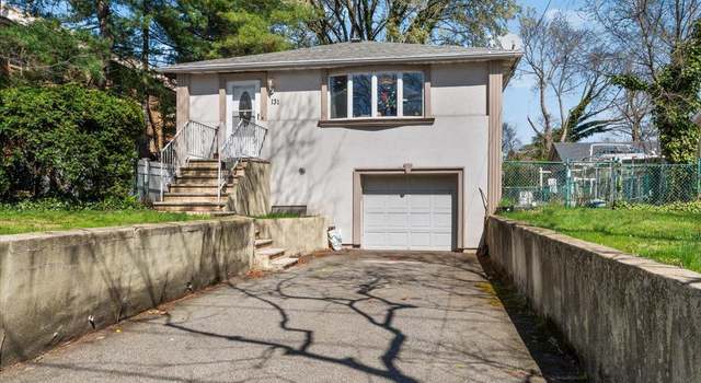 Photo of 131 Powerhouse Rd, Roslyn Heights, NY 11577