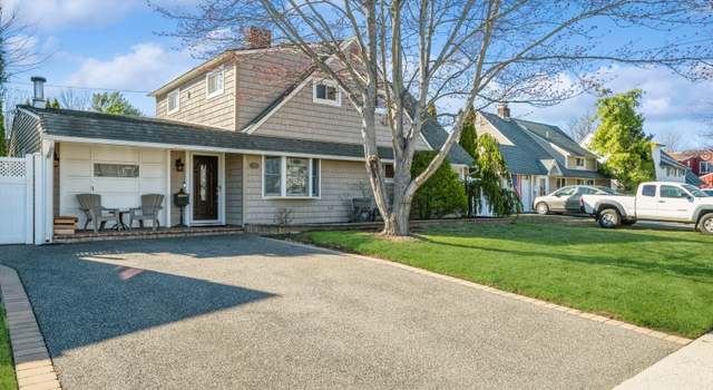Photo of 40 Mist Ln, Westbury, NY 11590