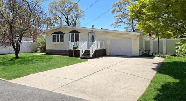 Photo of 86 Samuel St, Lake Ronkonkoma, NY 11779