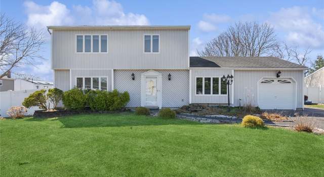 Photo of 18 Sprat St, Medford, NY 11763