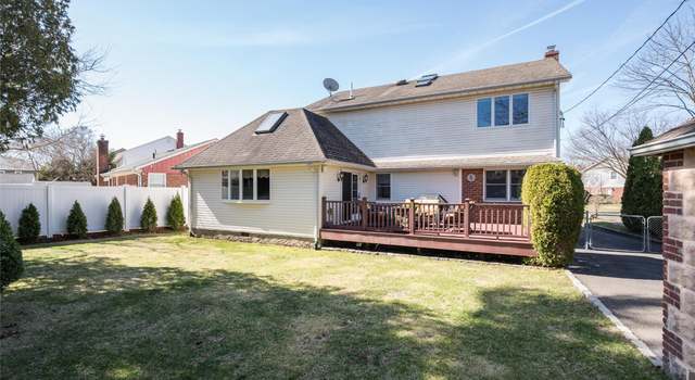 Photo of 1091 Maple Ln, New Hyde Park, NY 11040