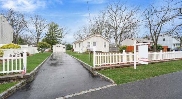 Photo of 622 Sandra Ave, West Islip, NY 11795