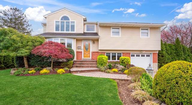Photo of 7 Holly Dr, Syosset, NY 11791