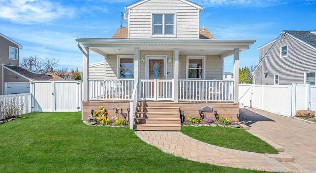 Photo of 320 East Dr, Copiague, NY 11726