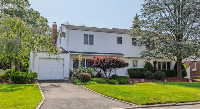 Photo of 270 W 15th St, Deer Park, NY 11729