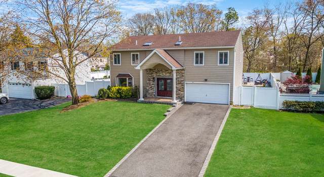 Photo of 15 Ponderosa Ln, Nesconset, NY 11767