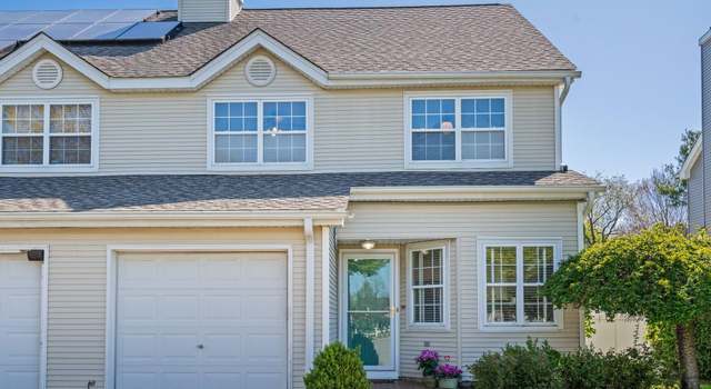 Photo of 6 Lyndon Pl, Melville, NY 11747