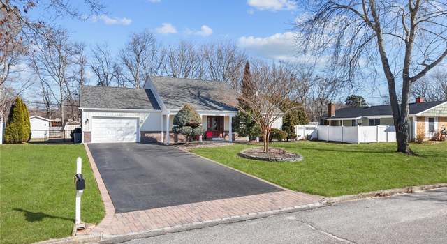 Photo of 3 Hopewell Dr, Stony Brook, NY 11790