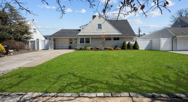 Photo of 33 Chestnut Ln, Levittown, NY 11756