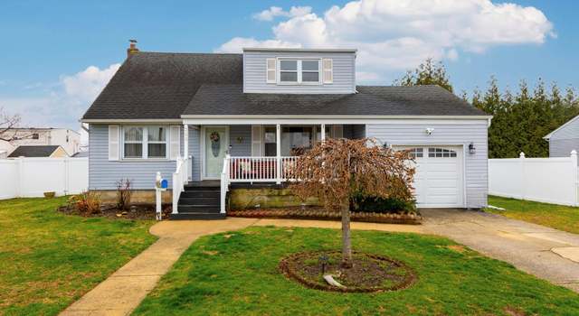 Photo of 233 45th St, Lindenhurst, NY 11757