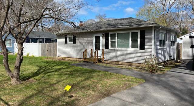 Photo of 33 Pine Cone St, Middle Island, NY 11953