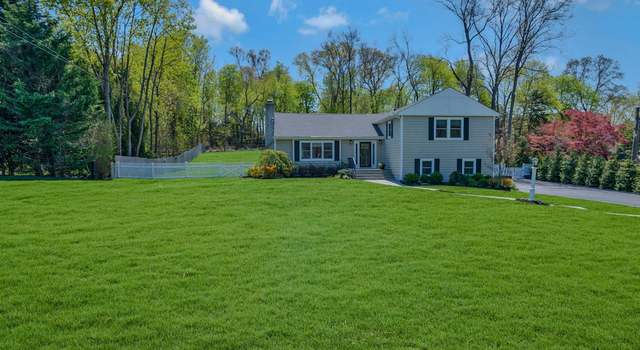 Photo of 12 Melody Ln, Huntington, NY 11743