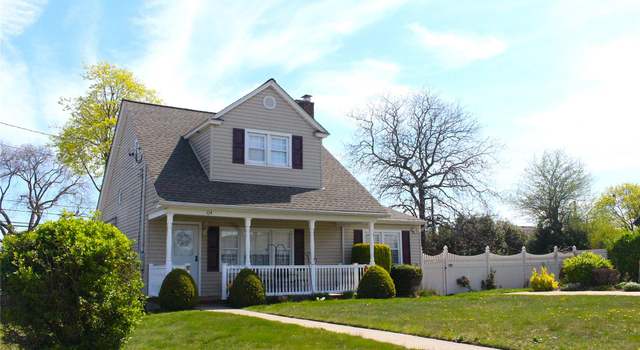 Photo of 104 Riviera Pkwy, Lindenhurst, NY 11757