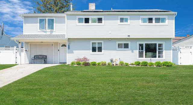Photo of 418 Twin Ln S, Wantagh, NY 11793