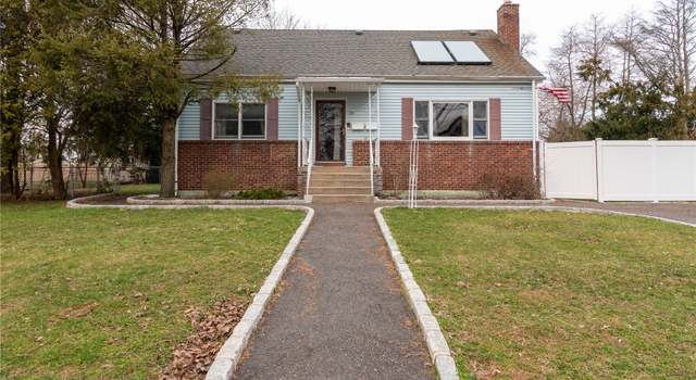 Photo of 79 Irene St, Lindenhurst, NY 11757
