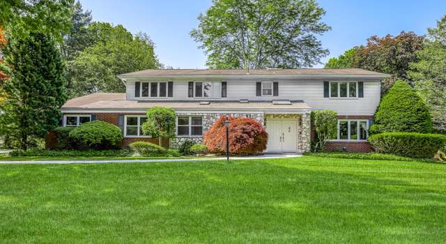 Photo of 8 Briarwood Ln, Suffern, NY 10901