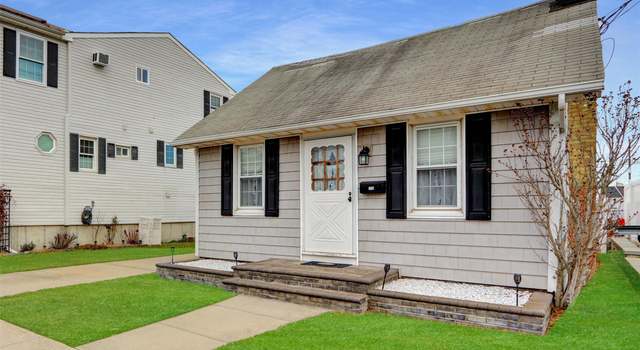 Photo of 756 S 8th St, Lindenhurst, NY 11757