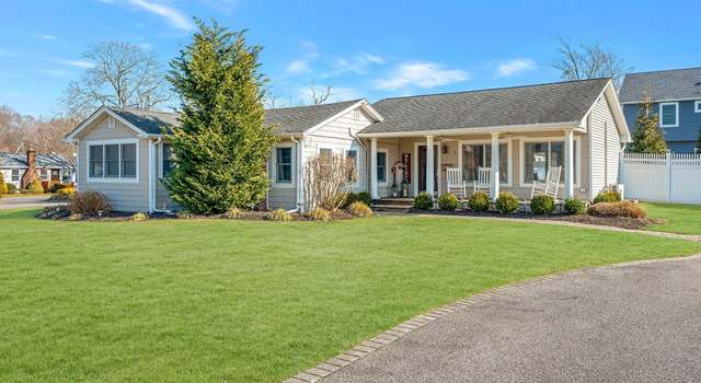 Photo of 1 Laura Ave, East Patchogue, NY 11772