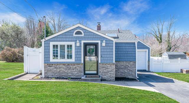 Photo of 16 Magnolia Dr, Kings Park, NY 11754