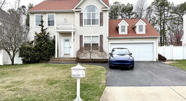 Photo of 18 Blueberry Ridge Dr, Holtsville, NY 11742