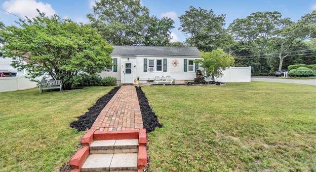 Photo of 27 Lidge Dr, Farmingville, NY 11738