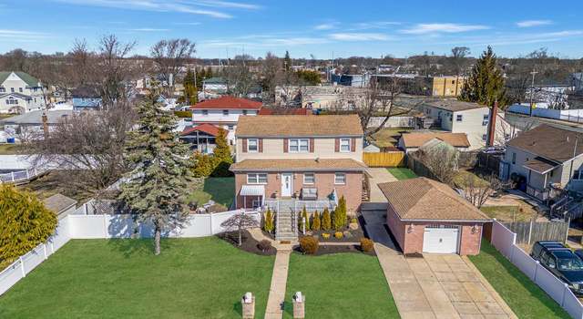 Photo of 9 Paine St, Lindenhurst, NY 11757