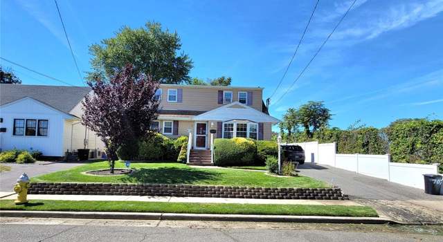 Photo of 707 Pecan St, Lindenhurst, NY 11757