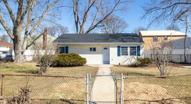 Photo of 3 Emerald Ln N, Amityville, NY 11701