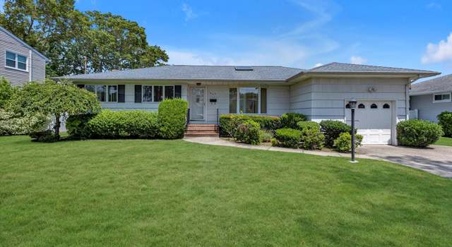 Photo of 1409 Jefferson Ave, West Islip, NY 11795