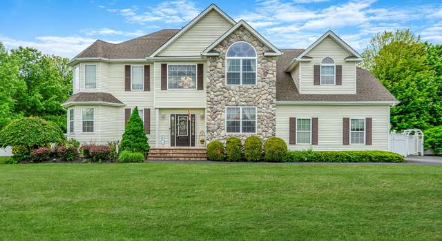 Photo of 4 Monticello Dr, Shoreham, NY 11786