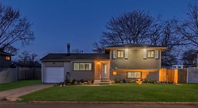 Photo of 253 W 24th St, Deer Park, NY 11729