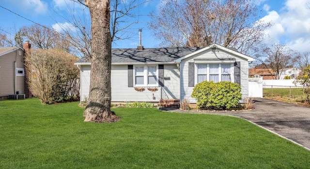 Photo of 61 Eatondale Ave, Blue Point, NY 11715